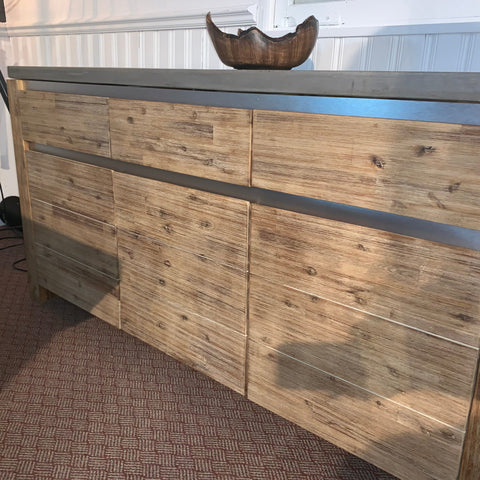 Buffet avec dessus en béton